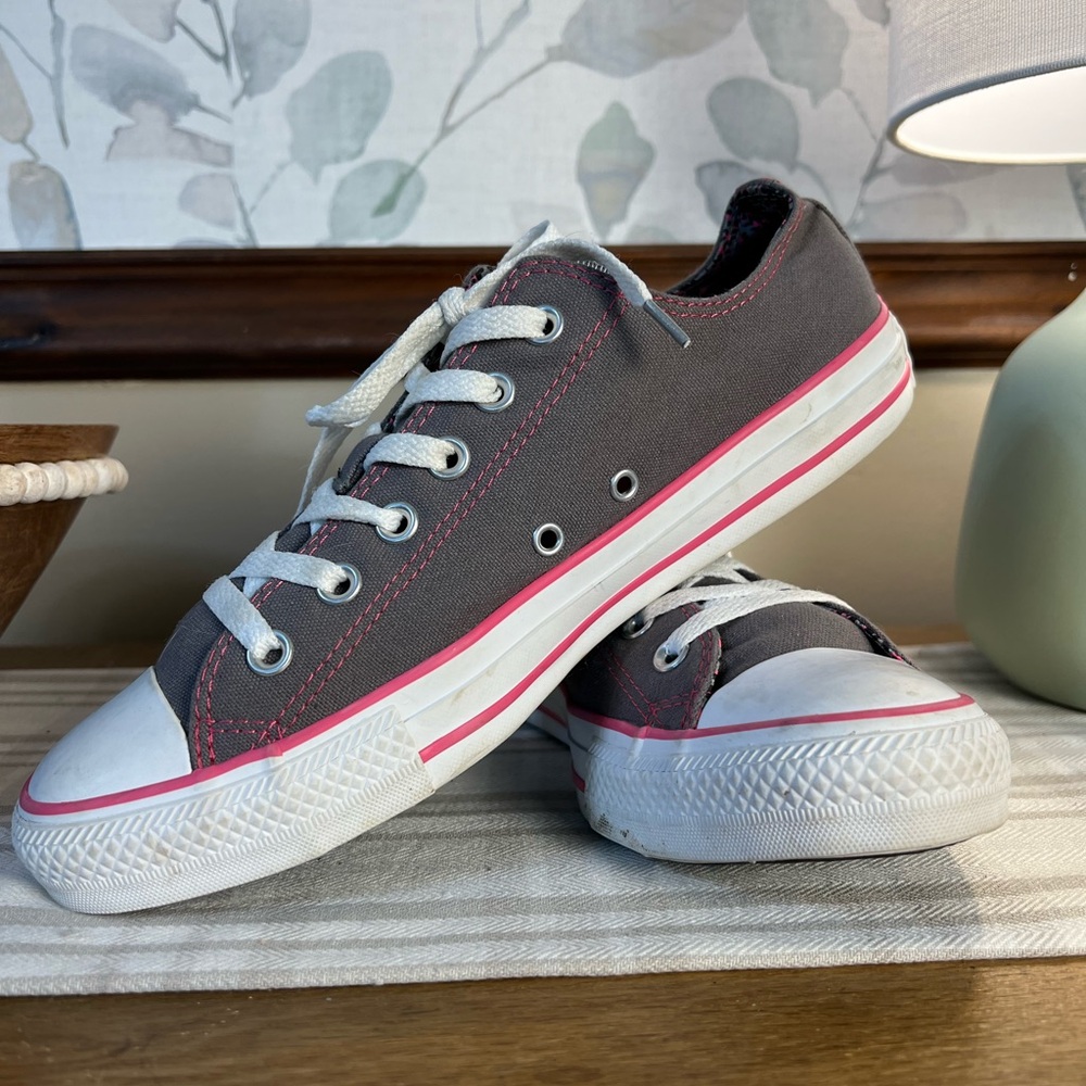 CONVERSE All Star Canvas Low Top Women's Size 10 Men's Size 8 Grey Pink EUC